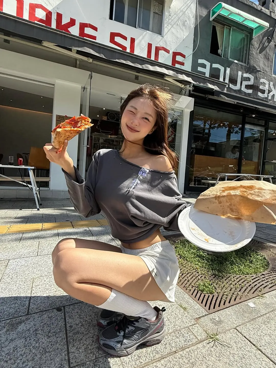 Jisoo diện sneaker dad core