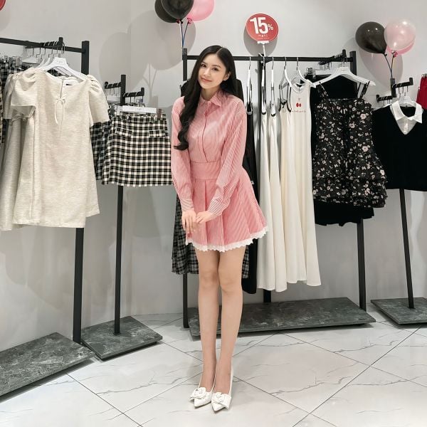 Áo sơ mi phối chân váy ngắn xếp ly