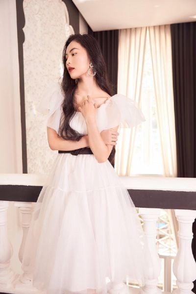 Đầm trắng kiểu công chúa thanh lịch