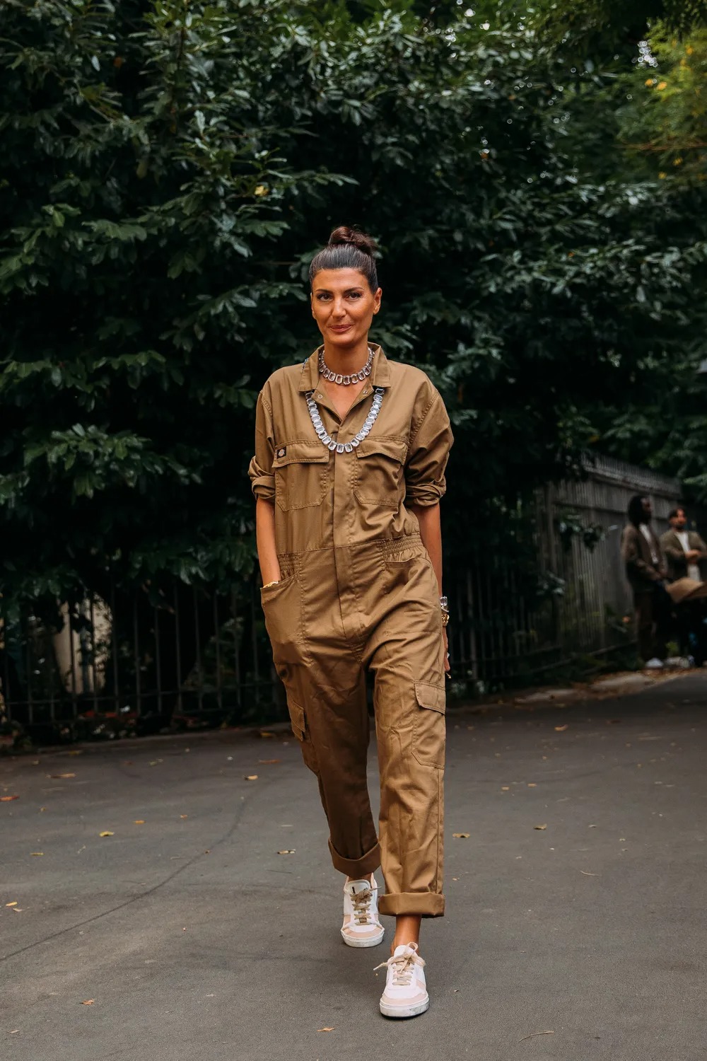 Jumpsuit nâu phối sneakers
