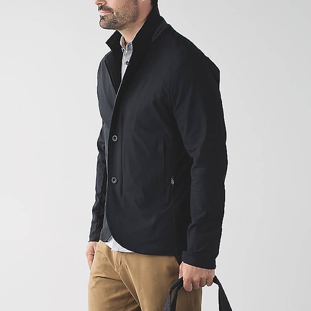 Quần áo performance wear trong văn phòng công nghệ
