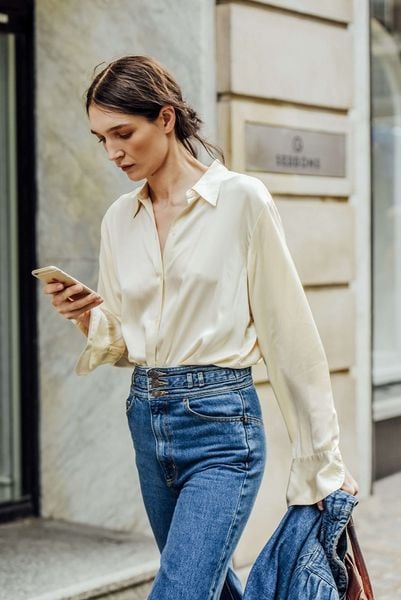 Áo satin sơ mi phối quần jean tạo sự cân bằng giữa mềm mại và cá tính