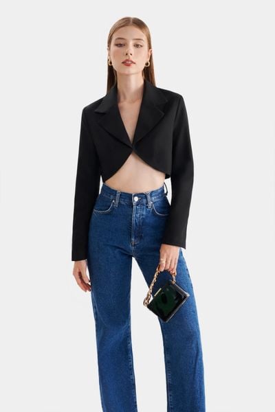 Blazer croptop xẻ cổ tay tạo điểm nhấn trẻ trung cho outfit mùa hè