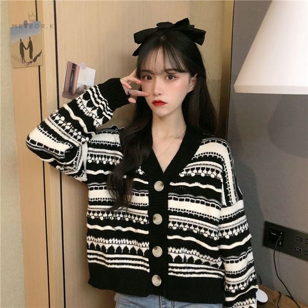 Cô gái mặc cardigan kẻ sọc ngang trẻ trung
