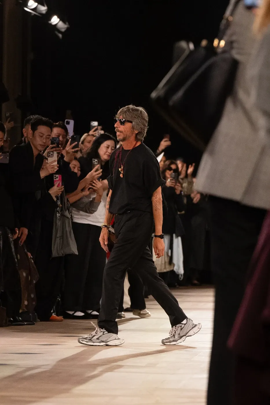 Pierpaolo Piccioli xuất hiện trong phần kết của bộ sưu tập ra mắt của Balenciaga.