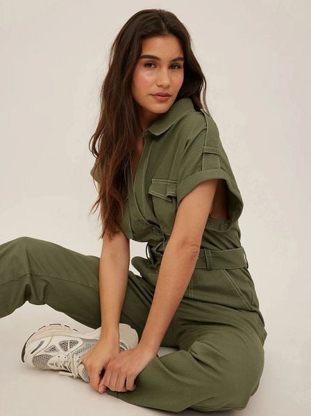 Người phụ nữ trong bộ jumpsuit thanh lịch