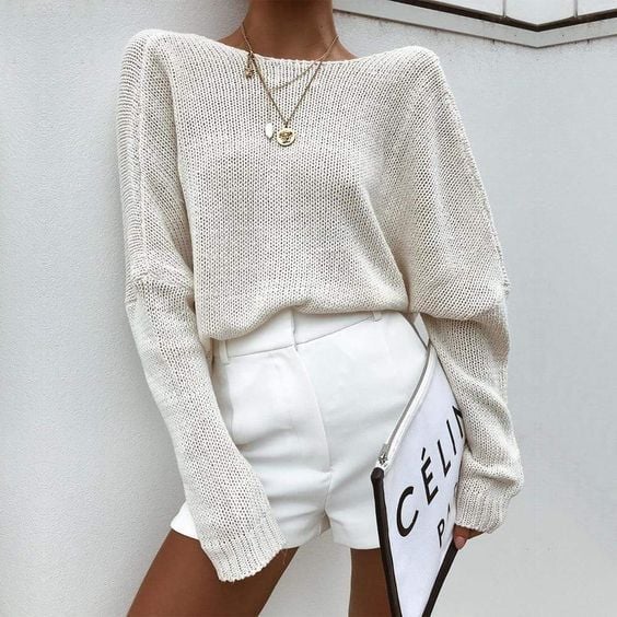 Quần short trắng phối cùng áo khoác