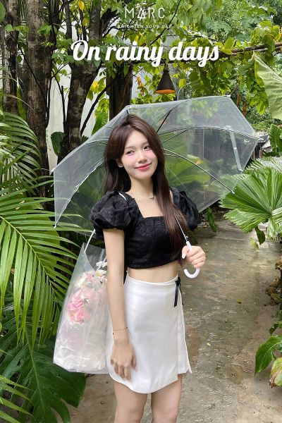 Áo croptop đen tay phồng phối chân váy mini chữ A cá tính