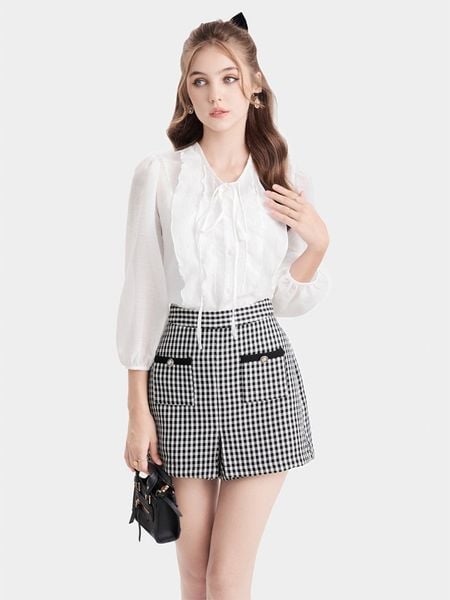Phối áo sơ mi cách điệu với quần short trẻ trung, thời thượng