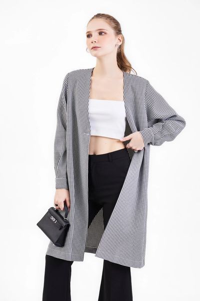 Áo mangto họa tiết phối cùng quần ống loe