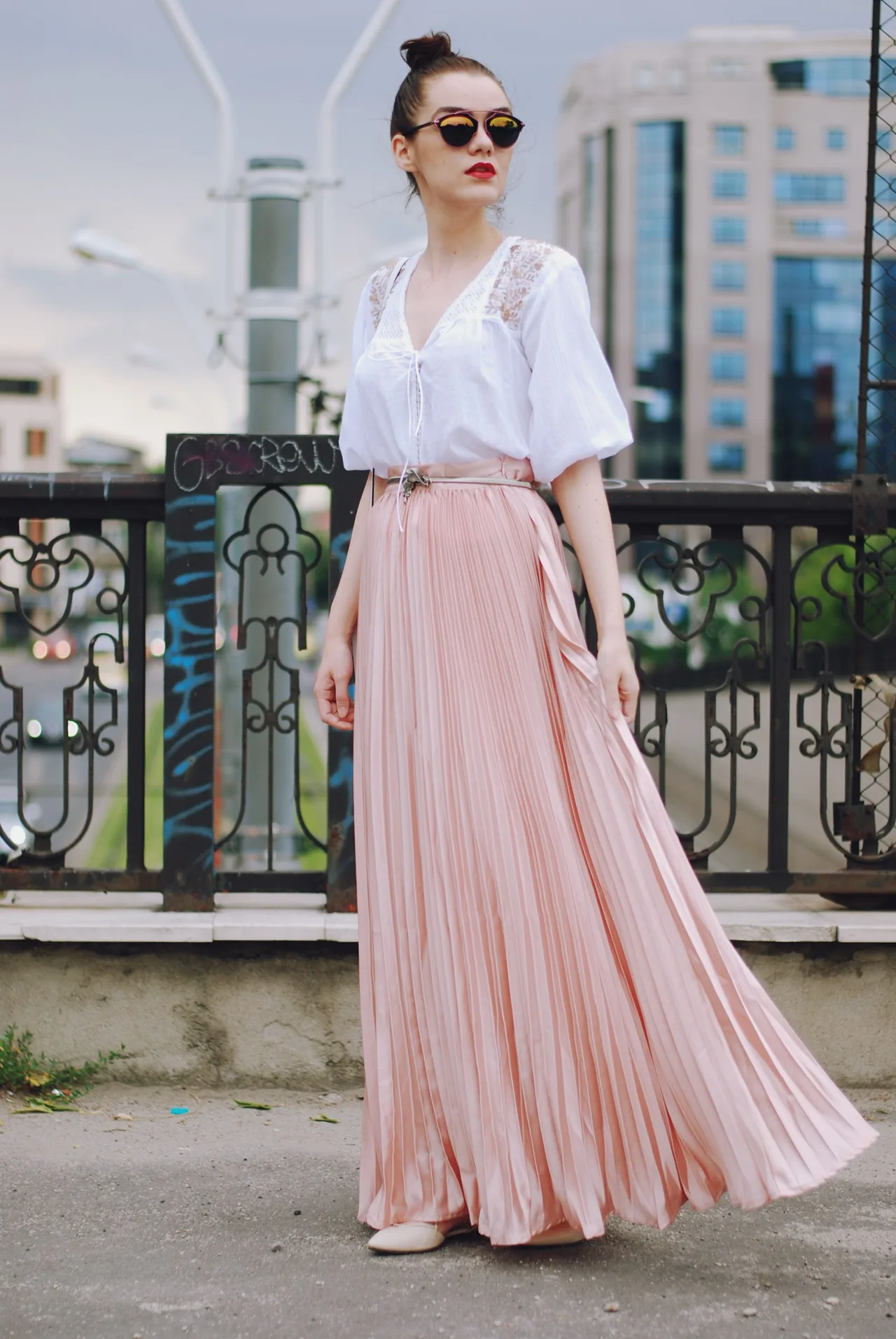 Thời trang công sở áo ren trắng đầm maxi xếp li hồng