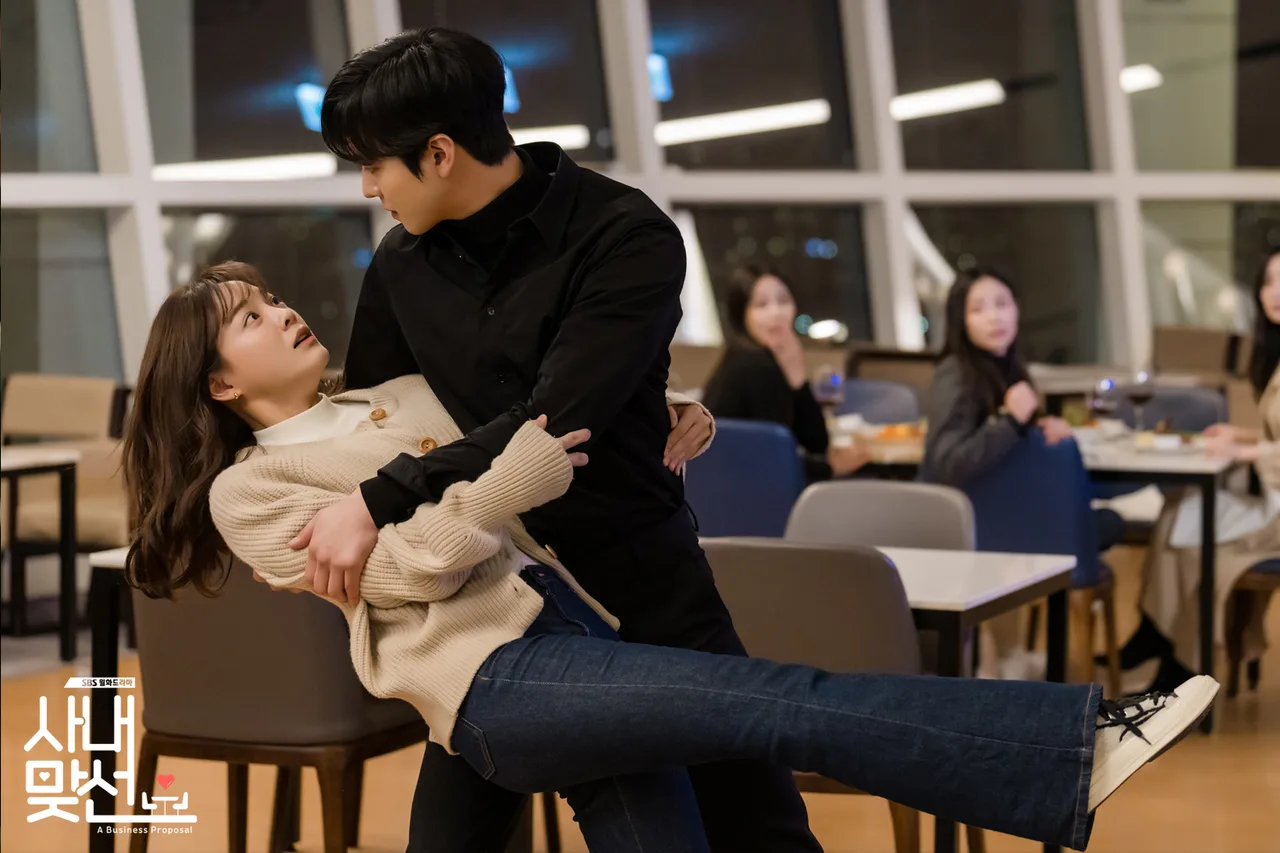 Shin Ha Ri mặc cardigan phối quần ống loe