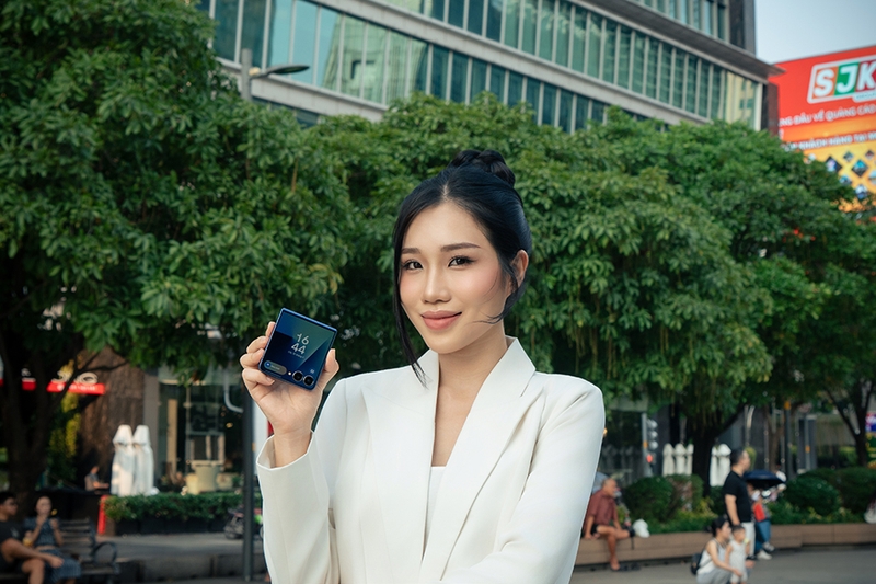 Flex Mode cho phép đặt Galaxy Z Flip7 để xem video