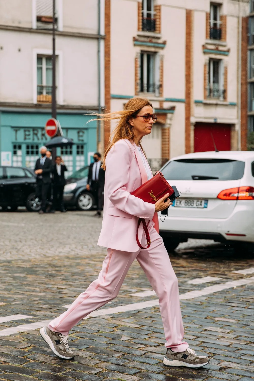 Suit hồng pastel phối giày thể thao