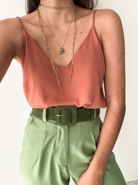 Áo satin 2 dây phối quần ống rộng tạo dáng thanh thoát