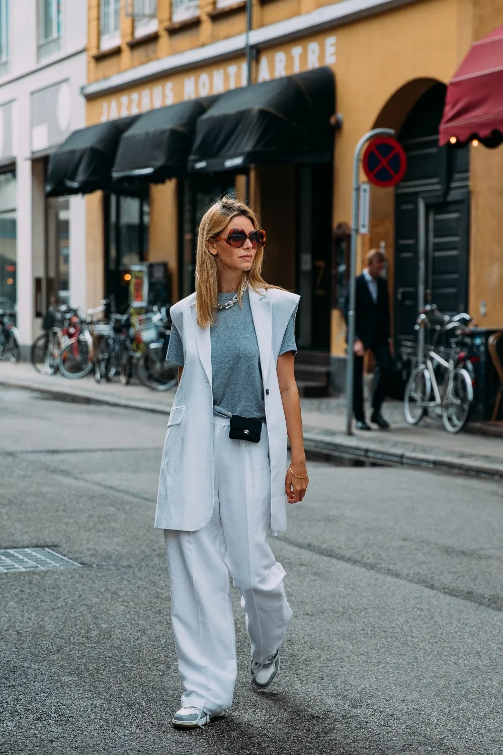 Suit tay ngắn phối giày thể thao