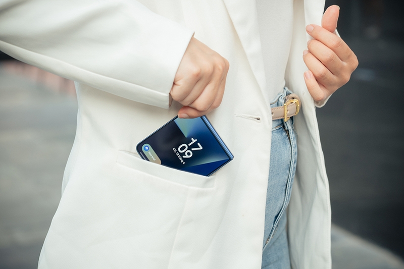 Galaxy Z Flip7 gập gọn trong túi áo nhỏ