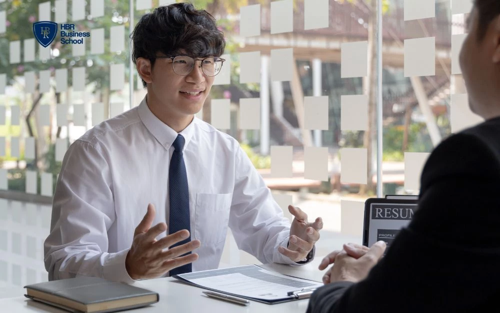 Ưu tiên các trang phục đơn giản như sơ mi và quần âu ở cả nam và nữ