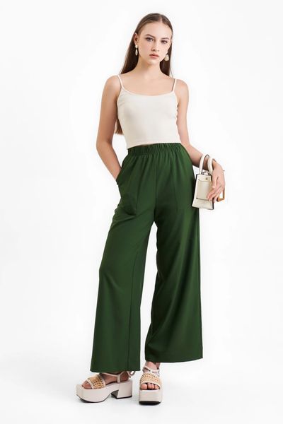 Quần suông lưng thun màu xanh lá tạo cảm giác mới mẻ, hợp với người thích outfit nhẹ nhàng nhưng có điểm nhấn