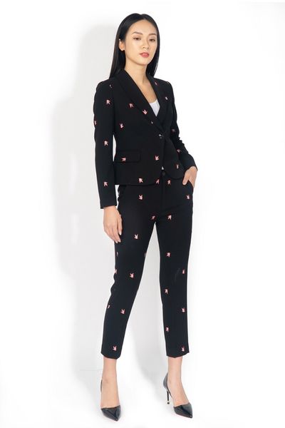 Giày cao gót giúp kéo dài đường chân và cân bằng độ nặng của áo comple trong outfit công sở