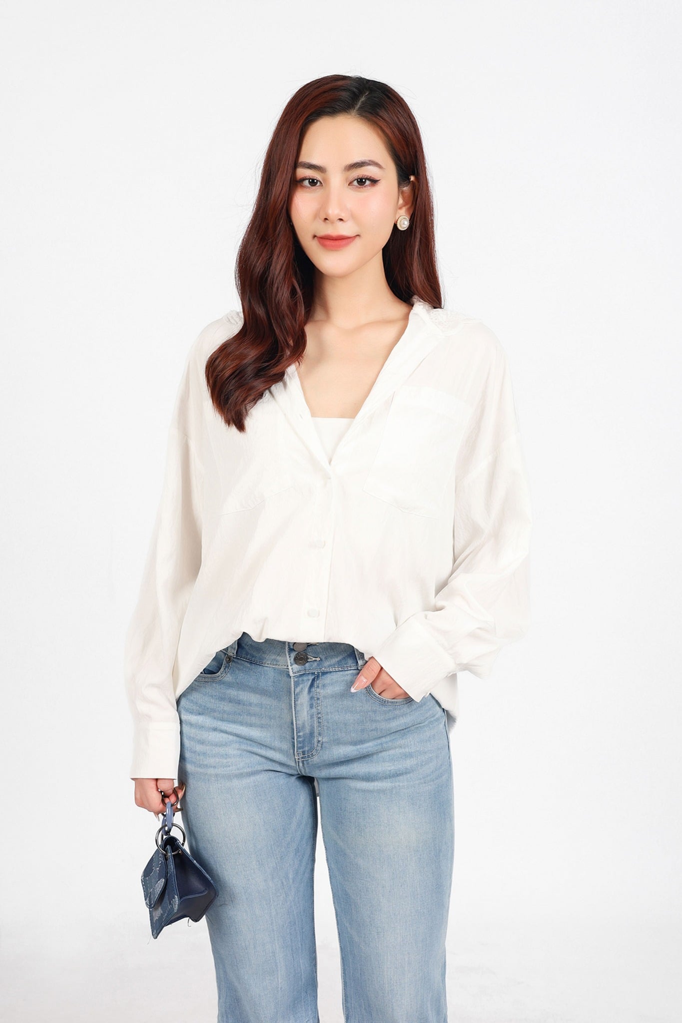 Áo sơ mi công sở có thiết kế tối giản nhưng vẫn giữ được sự tinh tế của chất liệu và đường may
