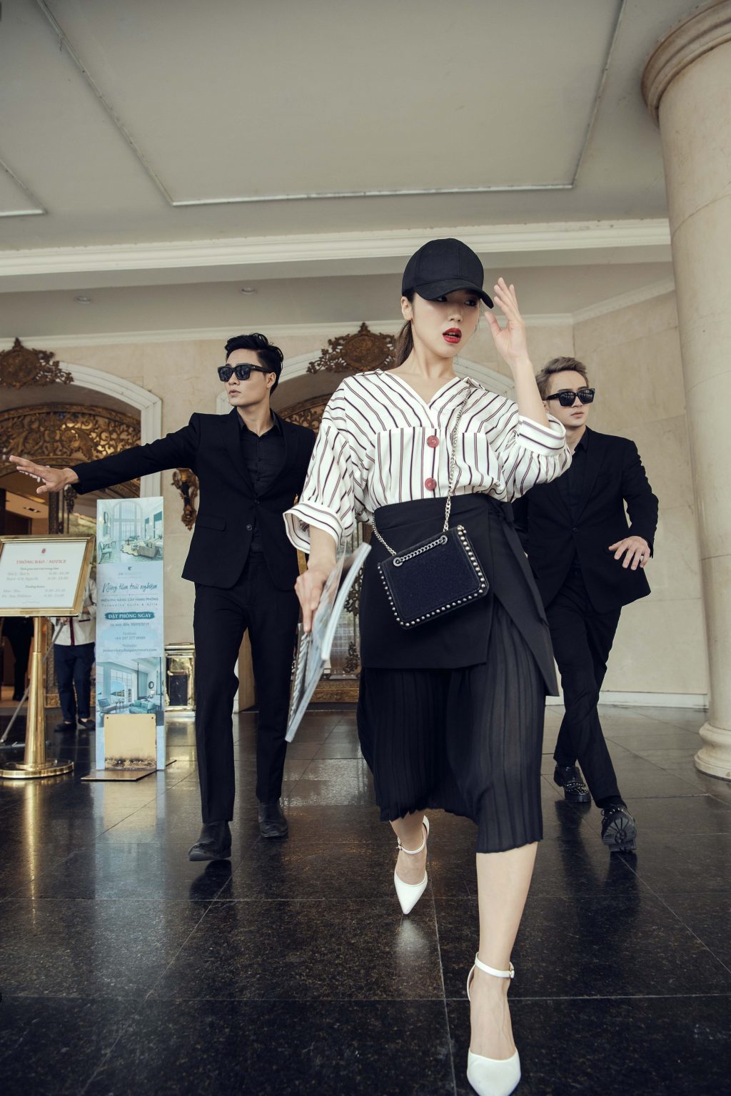 Chân váy đen cách điệu kết hợp áo sơ mi sọc tạo điểm nhấn