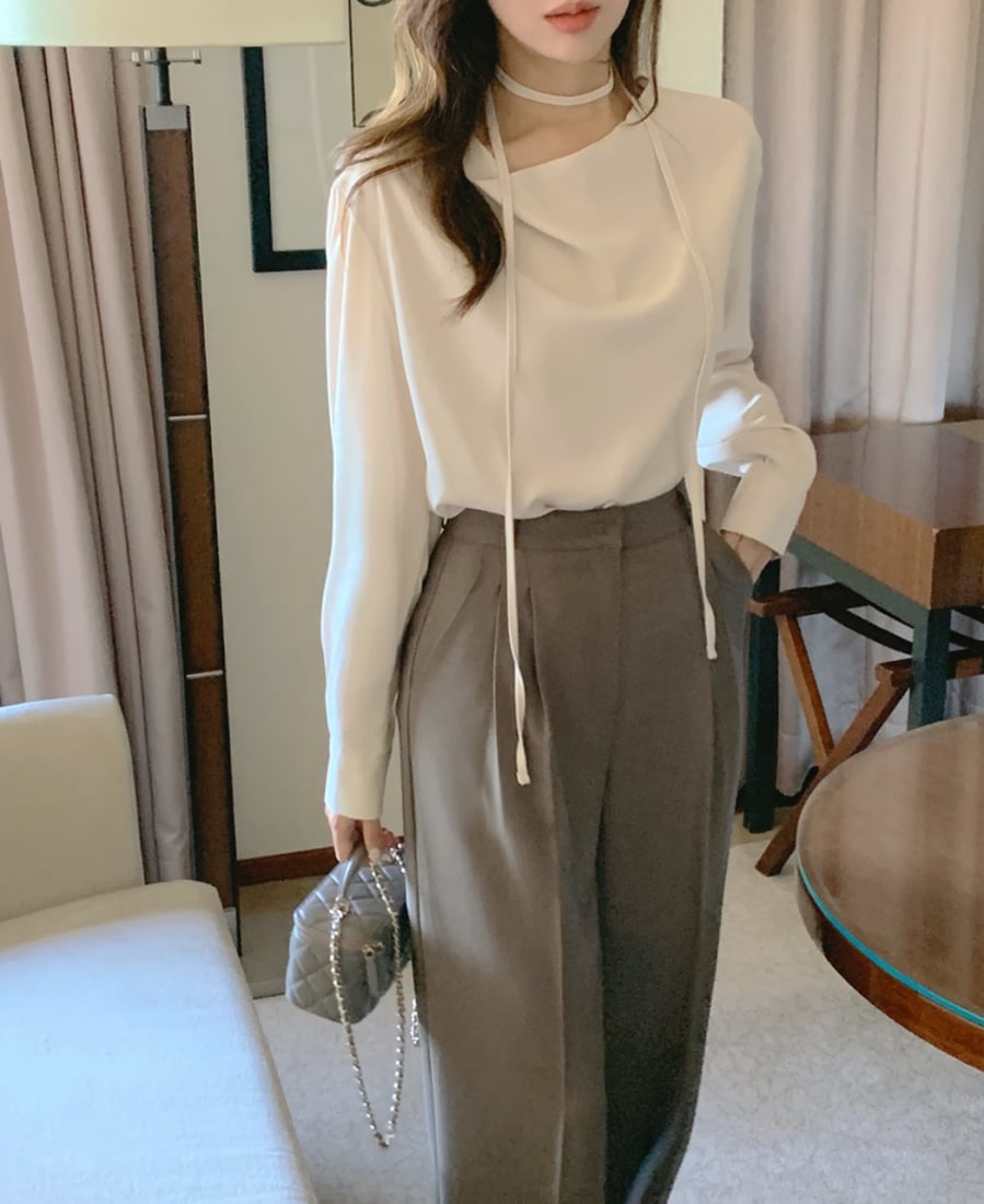 Áo blouse điệu có thể kết hợp linh hoạt với quần âu hoặc chân váy suông