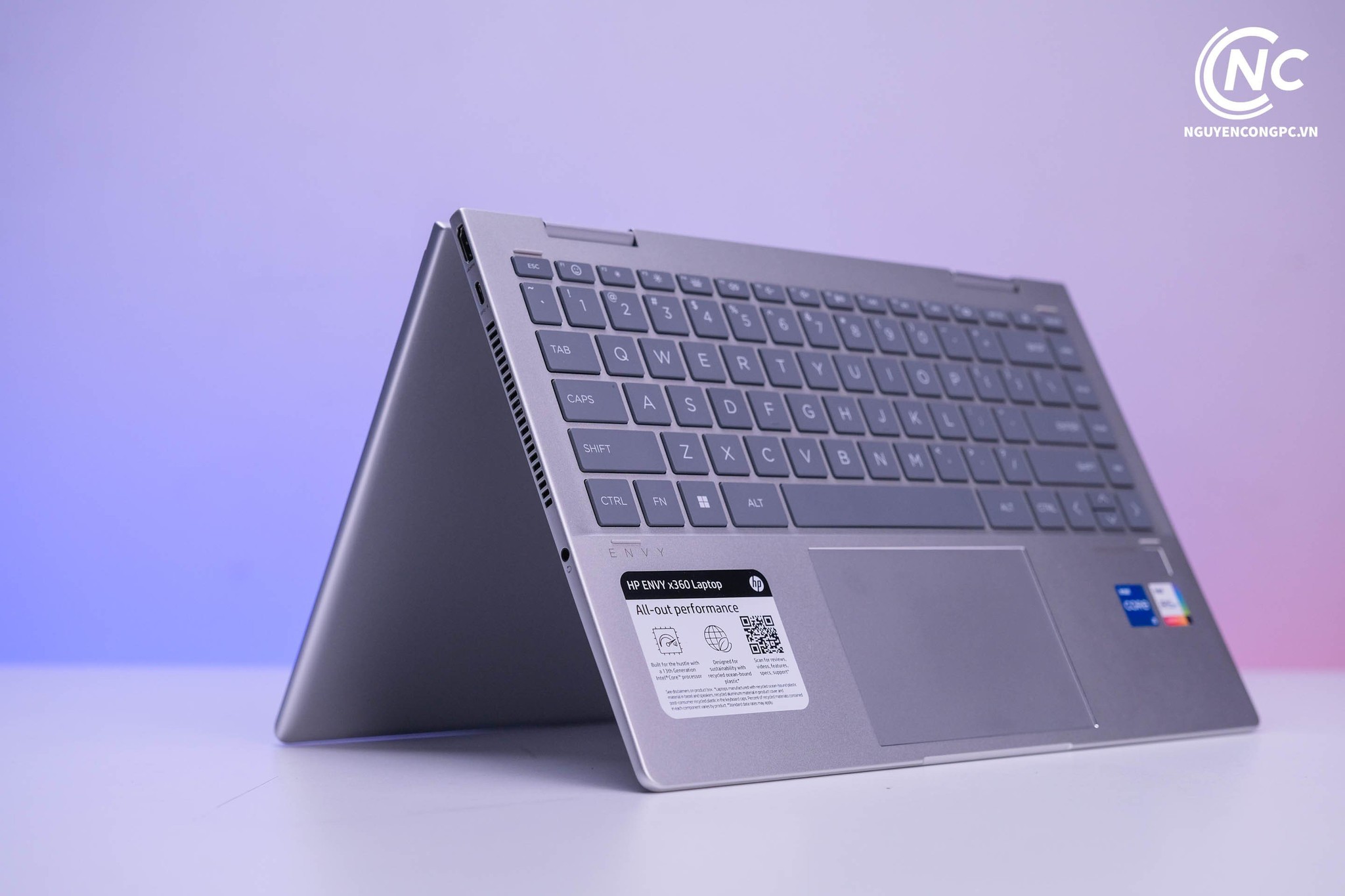 Tân sinh viên chọn laptop