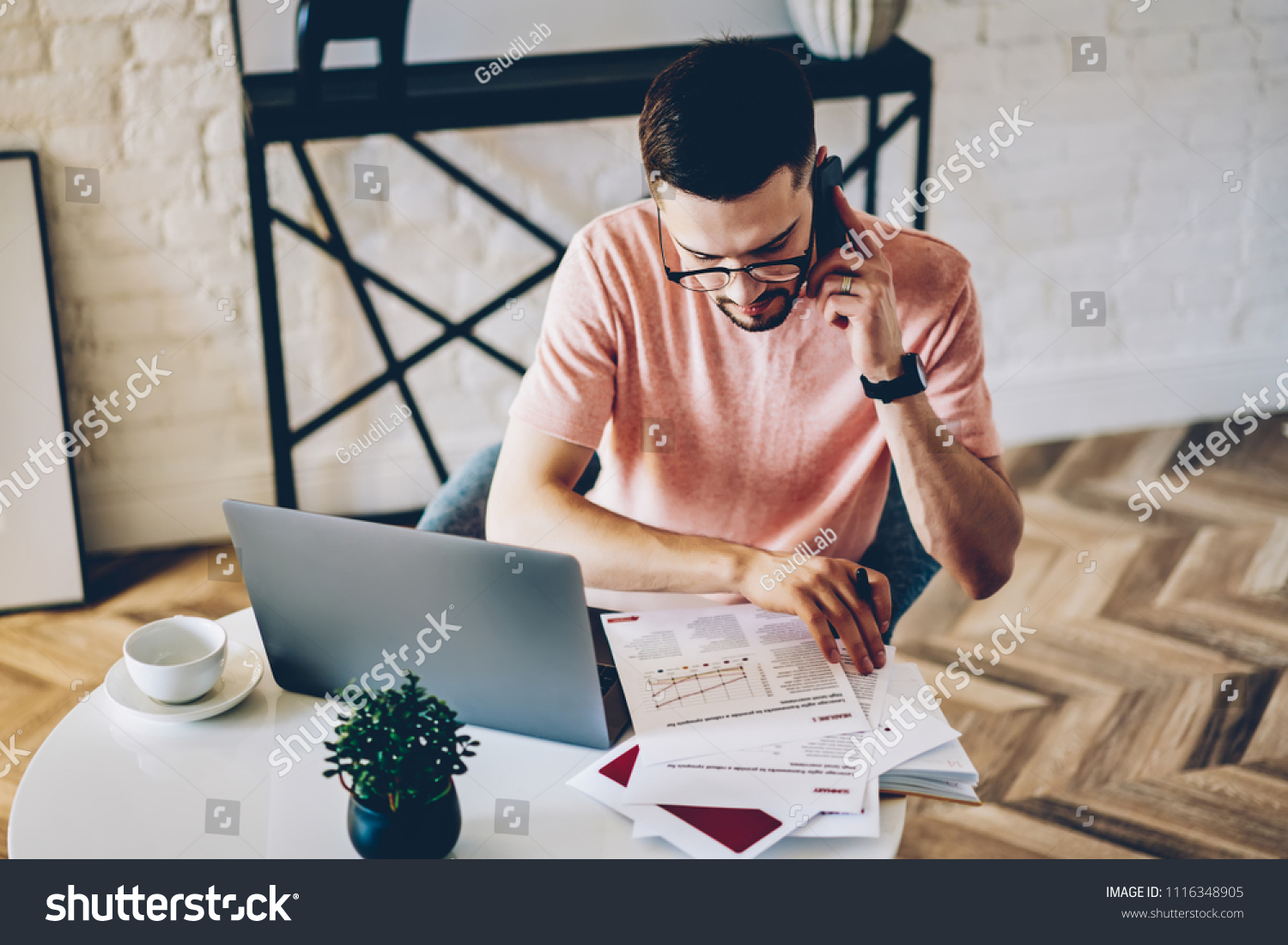 Người làm việc công nghệ cân bằng áp lực