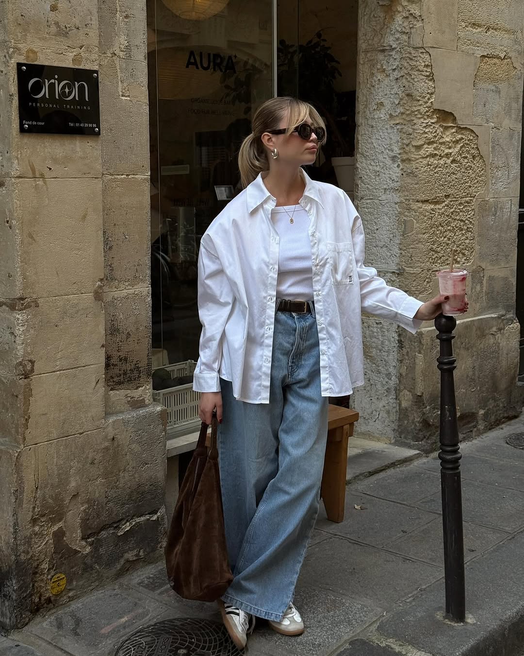 Quần jeans phối áo sơ mi trắng