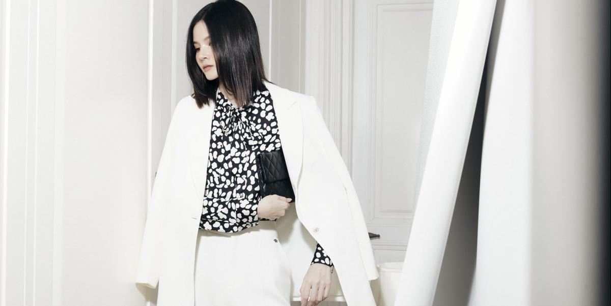 Nữ công sở diện trang phục office chic thanh lịch