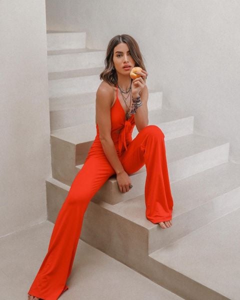 Người phụ nữ mặc jumpsuit ống rộng màu đen