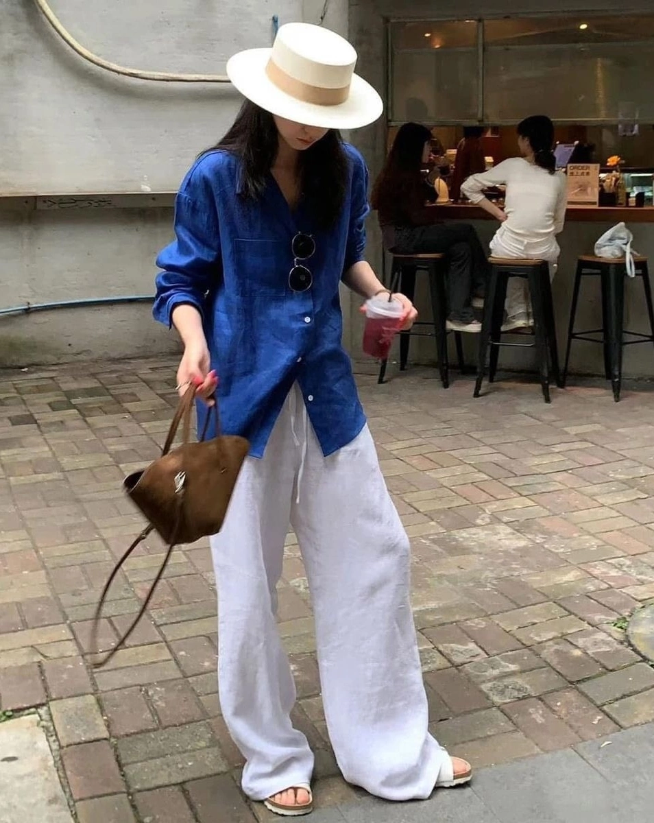 Quần jeans và sơ mi túi hộp cho ngày làm việc linh hoạt hơn