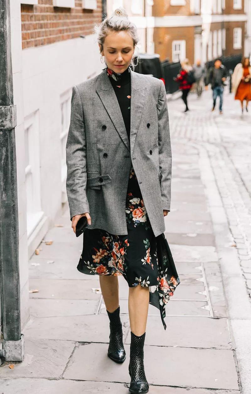 Phối đồ công sở với blazer và váy hoa