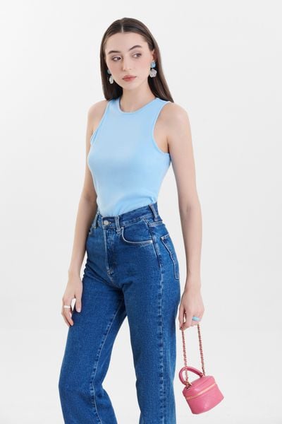 Áo tank top và quần jeans đem lại vẻ năng động, tươi trẻ