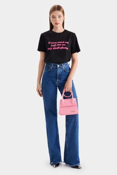 Quần jeans phối áo thun mang lại cảm giác gọn gàng và rất dễ dùng