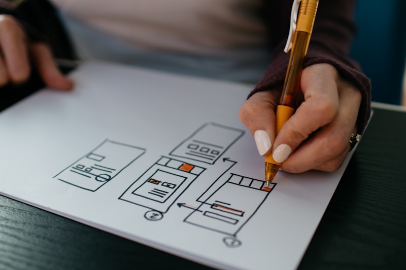 Giao diện Figma với màn hình thiết kế mobile app và system components