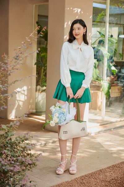 Chân váy xếp ly bản to tạo nét năng động và gọn gàng