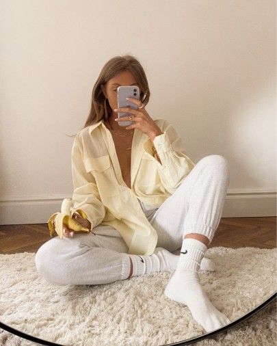 Outfit vàng phối kem mềm mại, thanh lịch