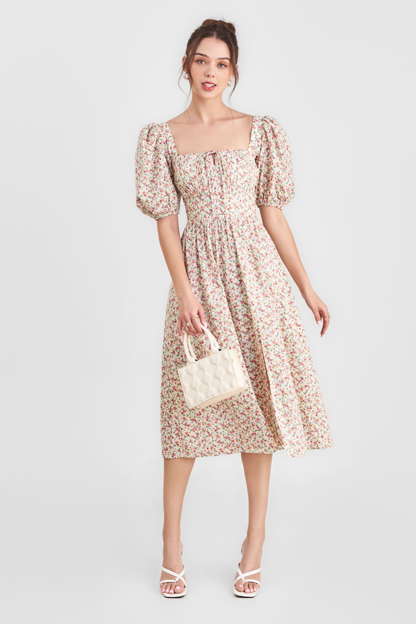 Đầm họa tiết hoa smocking lưng xẻ trước, phù hợp nhiều vóc dáng