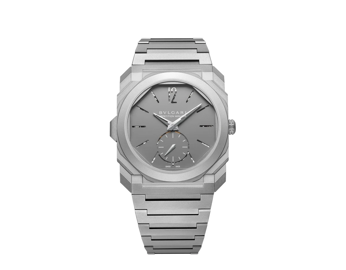 Bvlgari Octo Finissimo trên nền sáng
