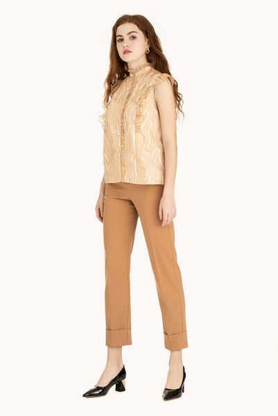 Quần tây dáng basic phối áo sơ mi tay ngắn là công thức được ưa chuộng vì dễ mặc và gọn gàng