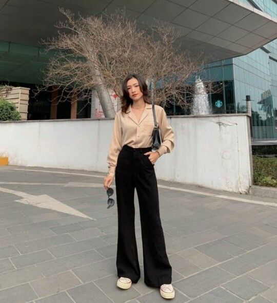 Quần jeans ống suông phối sneakers