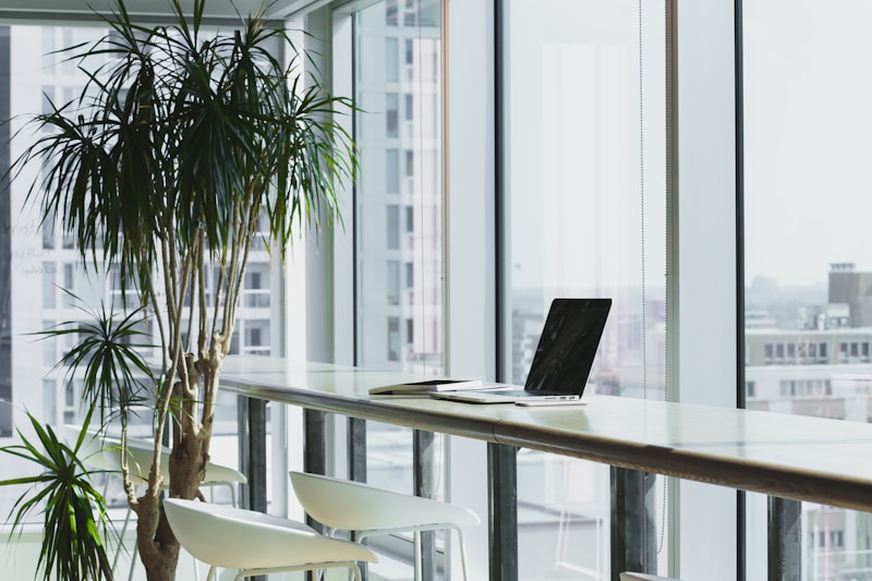 Minimalist workspace với setup clean desk