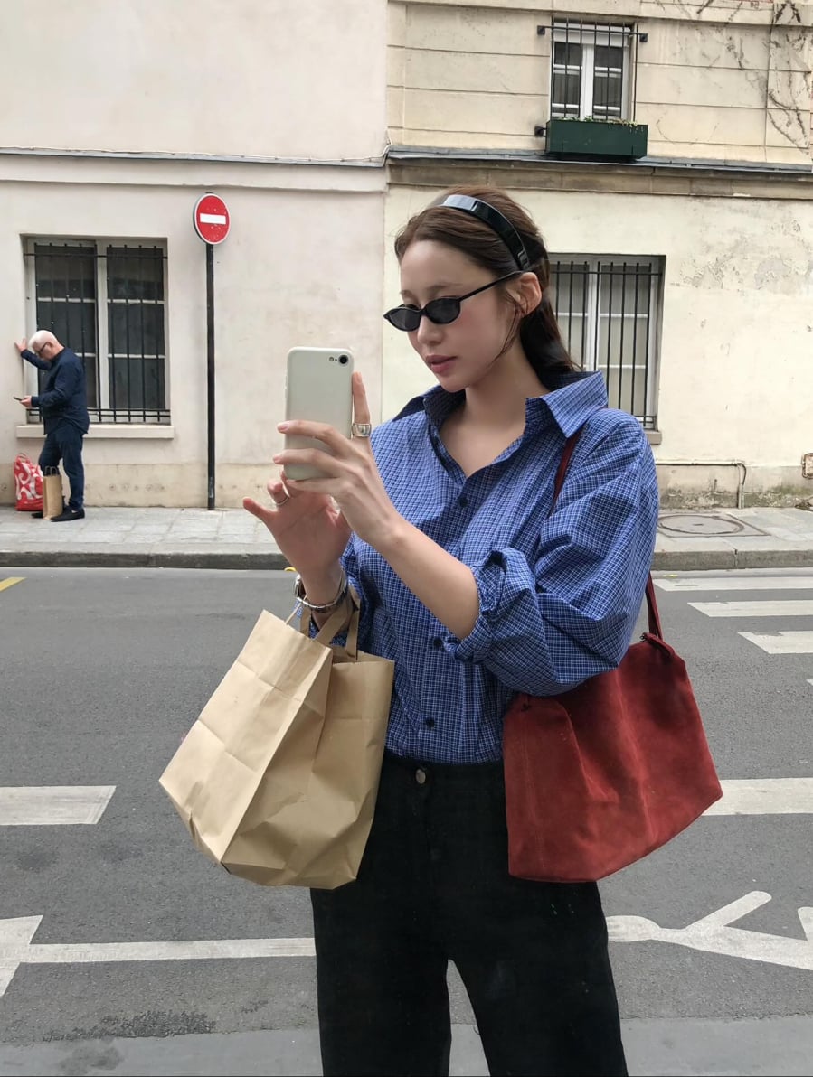 Sơ mi kẻ mặc layer bên ngoài áo ôm, phối jeans cạp cao cho phong cách năng động