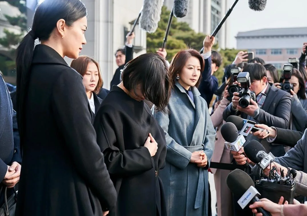 Kim Hee Ae trong phong hậu