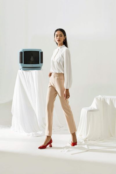 Áo sơ mi voan kết hợp quần tây basic tạo set đồ năng động nhưng vẫn thanh lịch