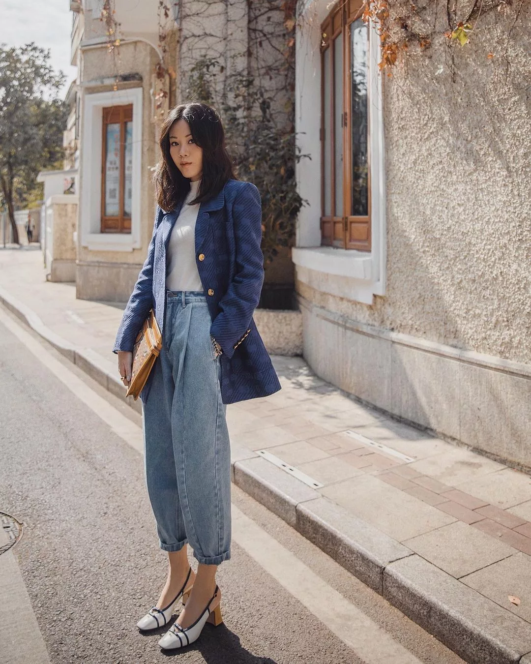 Áo blazer phối cùng quần jeans theo hướng hiện đại và linh hoạt