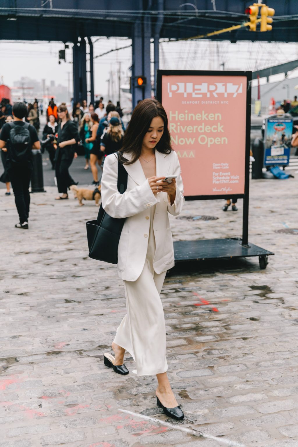 Phối đồ công sở thanh lịch với đầm dài và blazer cùng màu trắng