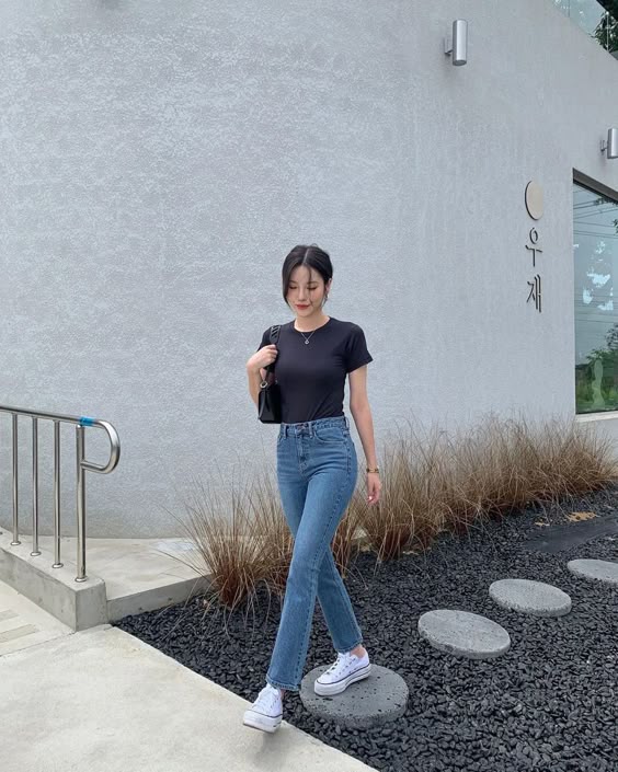 Giày Converse phối cùng quần ống suông